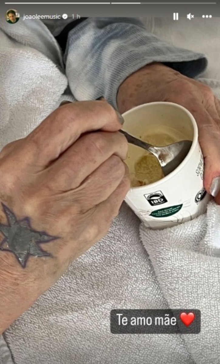 O filho João Lee visitando Rita Lee no hospital Albert Einstein, em São Paulo