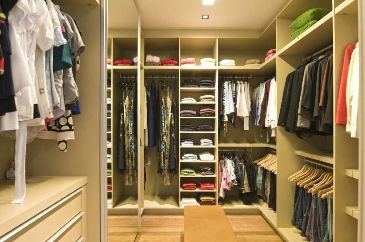 Closet amplo e separado do quarto Closet amplo e separado do quarto