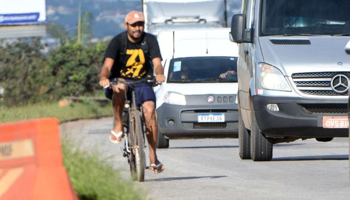  02/03/2023 Credito: Ed Alves/CB/DA.Press. Cidades. Perigo para ciclistas em ciclovia na pista da Estrutural. 