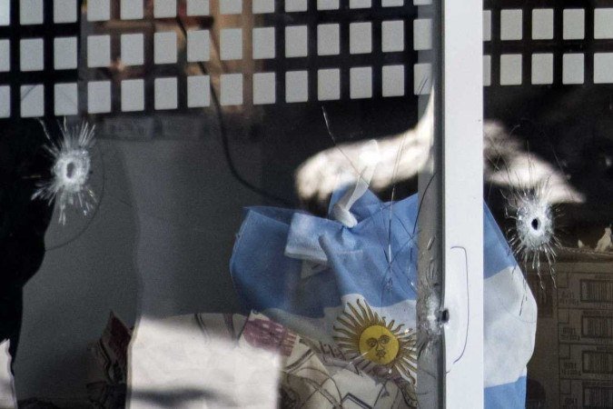 Polícia investiga ataque em mercado da mulher de Messi na Argentina - (crédito: STR / AFP) Polícia investiga ataque em mercado da mulher de Messi na Argentina - (crédito: STR / AFP)