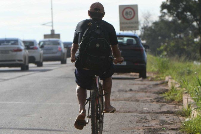 02/03/2023 Credito: Ed Alves/CB/DA.Press. Cidades. Perigo para ciclistas em ciclovia na pista da Estrutural. - (crédito: Ed Alves/CB/DA.Press) 02/03/2023 Credito: Ed Alves/CB/DA.Press. Cidades. Perigo para ciclistas em ciclovia na pista da Estrutural. - (crédito: Ed Alves/CB/DA.Press)