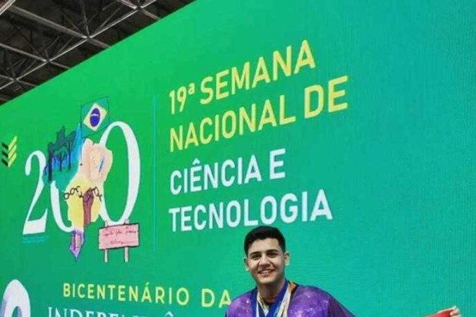 Giovanny com diversas medalhas olímpicas