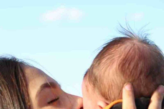 a estudante Luyara Sayure, 20, com o filho Leonardo de apenas 1 ano