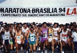 Edição de 1994 da Maratona reuniu milhares de brasilienses nas ruas do centro da capital federal. Neste ano, o número está limitado a 2 mil corredores pelas pistas da cidade -  (crédito: Eraldo Peres/CB/D.A Press)