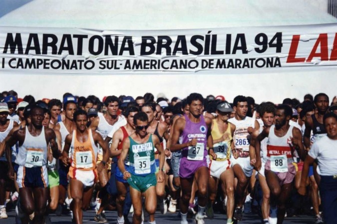 Edição de 1994 da Maratona reuniu milhares de brasilienses nas ruas do centro da capital federal. Neste ano, o número está limitado a 2 mil corredores pelas pistas da cidade -  (crédito: Eraldo Peres/CB/D.A Press)