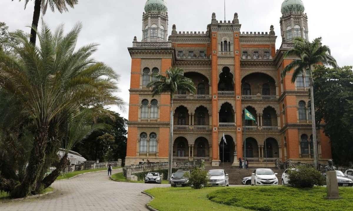 Fiocruz lança concurso com 300 vagas e salário de até R$ 13.6 mil Fiocruz lança concurso com 300 vagas e salário de até R$ 13.6 mil
