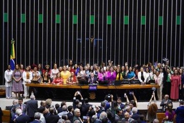 Posse das deputadas para a 57ª legislatura. Mulheres estão distantes dos postos de comando no Legislativo, o que não acontece nos outros dois Poderes - (crédito: Pablo Valadares/Agência Câmara) Posse das deputadas para a 57ª legislatura. Mulheres estão distantes dos postos de comando no Legislativo, o que não acontece nos outros dois Poderes - (crédito: Pablo Valadares/Agência Câmara)