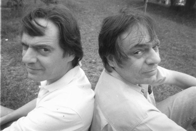 Paulo Caruso e Chico Caruso sentados de costas um para o outro.16 mar. 1997. Primeiro Caderno, p. 8.13 nov. 2001. Guia, p. 8.28 ago. 2003. Caderno C, p. 8.