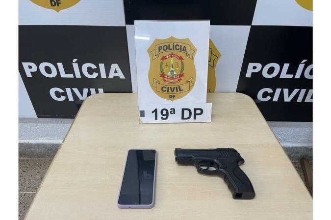Os autores utilizaram uma arma falsa para cometer o crime, segundo a PCDF. - (crédito: Divulgação/PCDF) Os autores utilizaram uma arma falsa para cometer o crime, segundo a PCDF. - (crédito: Divulgação/PCDF)