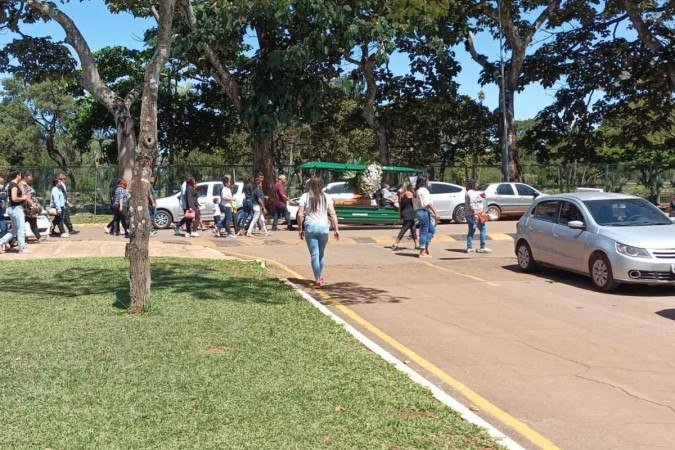 Velória de Rayane Ferreira, vítima de feminicídio, foi marcado pela tristeza de amigos e familiares. Assassino está preso - (crédito: Naum Giló ) Velória de Rayane Ferreira, vítima de feminicídio, foi marcado pela tristeza de amigos e familiares. Assassino está preso - (crédito: Naum Giló )