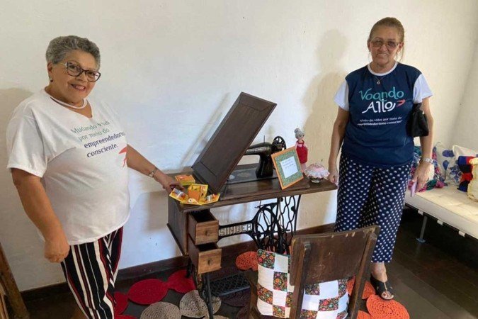 Rosenere Ferraz, à esquerda, mostra o tapete feito por ela e pela irmã, à direita, também aluna do curso de crochê. Rosenere tem alzheimer e as aulas a ajudaram na terapia contra a doença