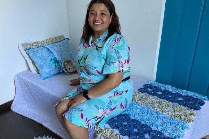 Lucelia Batista, 43, produziu a fronha azul que compõe o cenário do quarto dos netos, na exposição Voando Alto