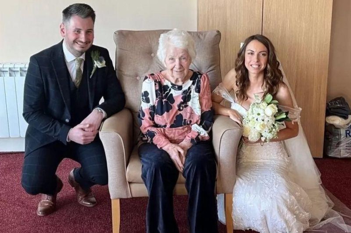 Os noivos que reencenaram casamento para que avó com demência pudesse participar