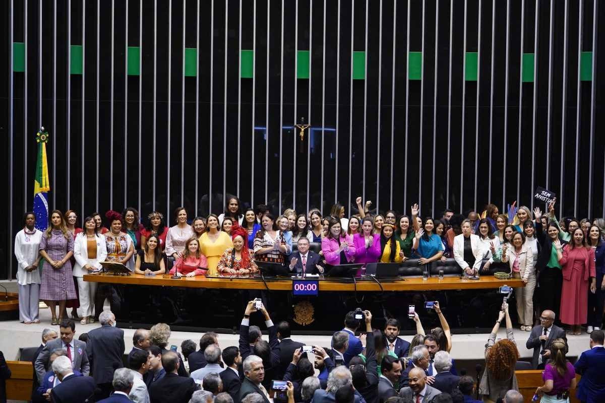 Com representação feminina baixa, 