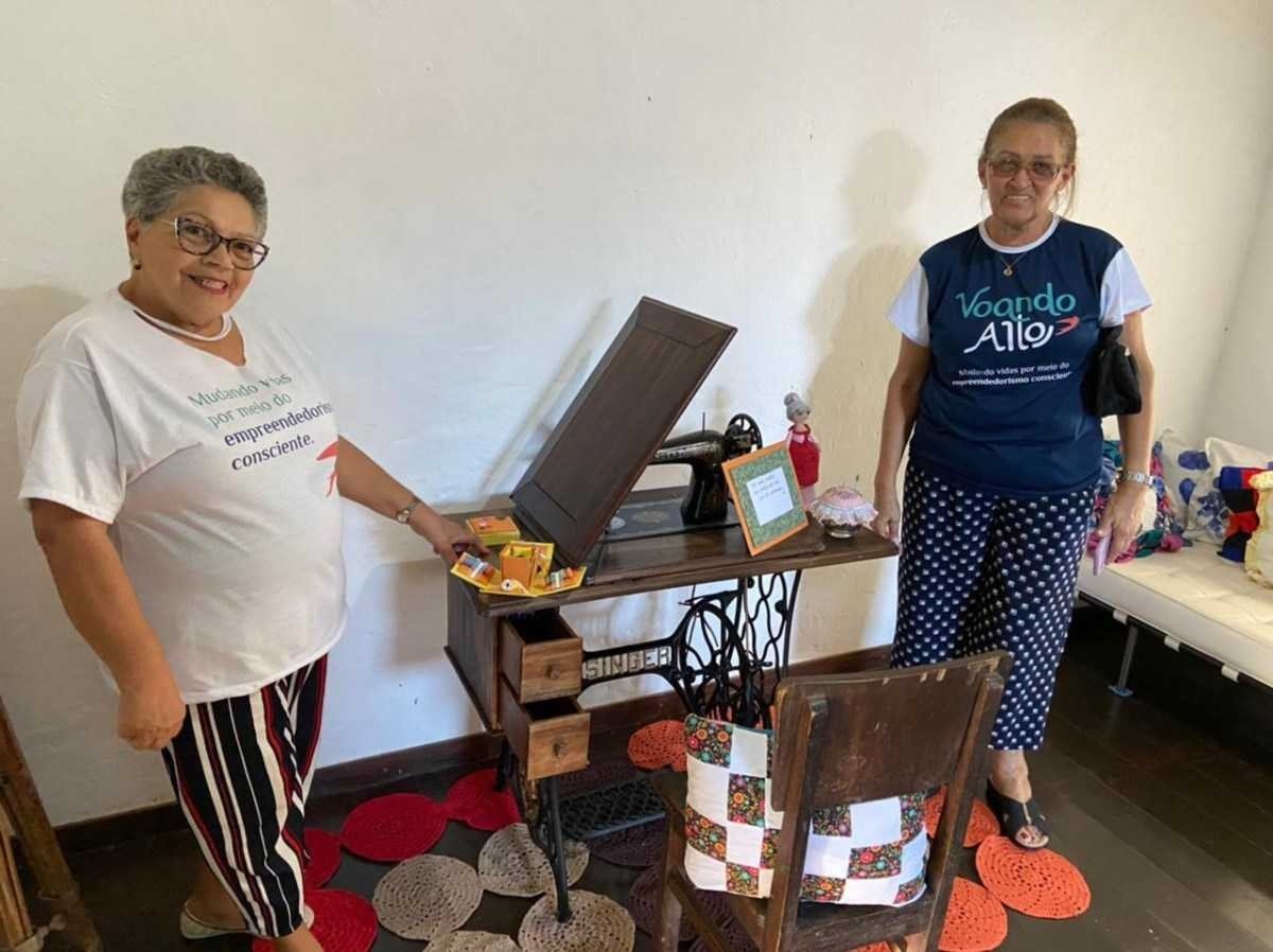 Rosenere Ferraz, &agrave; esquerda, mostra o tapete feito por ela e pela irm&atilde;, &agrave; direita, tamb&eacute;m aluna do curso de croch&ecirc;. Rosenere tem alzheimer e as aulas a ajudaram na terapia contra a doen&ccedil;a