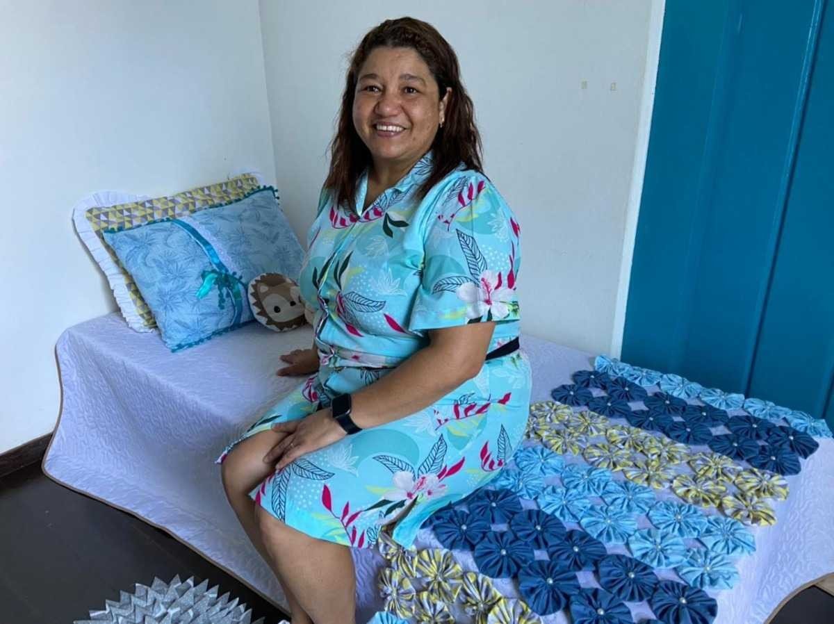 Lucelia Batista, 43, produziu a fronha azul que comp&otilde;e o cen&aacute;rio do quarto dos netos, na exposi&ccedil;&atilde;o Voando Alto