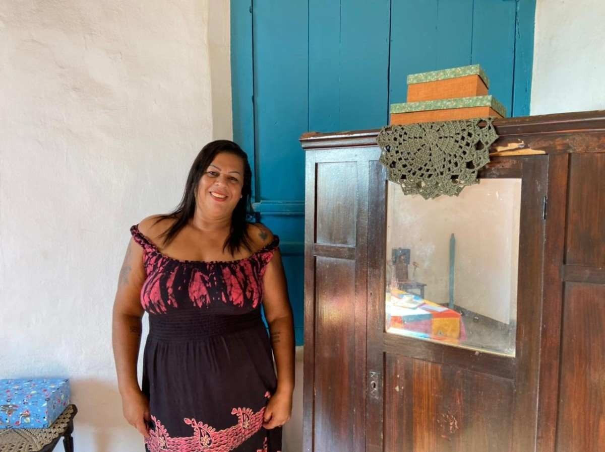 Jaciara Santos, 44, pousa ao lado de caixas artesanais produzidas por ela para a exposi&ccedil;&atilde;o