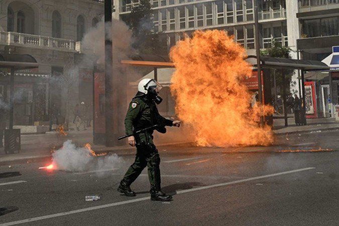 Protesto em Lárissa, na Grécia, neste domingo (5/3) - (crédito: Louisa GOULIAMAKI / AFP) Protesto em Lárissa, na Grécia, neste domingo (5/3) - (crédito: Louisa GOULIAMAKI / AFP)