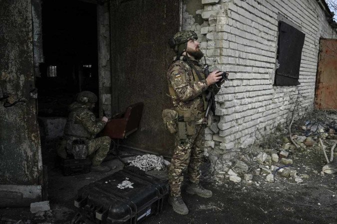 Ação militar na Ucrânia, nos arredores de Bakhmut - (crédito: Aris Messinis / AFP) Ação militar na Ucrânia, nos arredores de Bakhmut - (crédito: Aris Messinis / AFP)