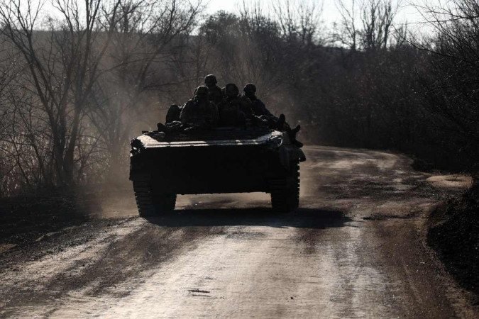 Ação militar na Ucrânia, nos arredores de Bakhmut - (crédito: Anatolii STEPANOV / AFP) Ação militar na Ucrânia, nos arredores de Bakhmut - (crédito: Anatolii STEPANOV / AFP)