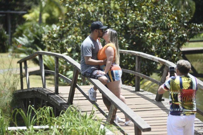 O casal Gilberto e Heda aproveitou o espaço para fazer uma foto romântica, tirada por César, pai dela