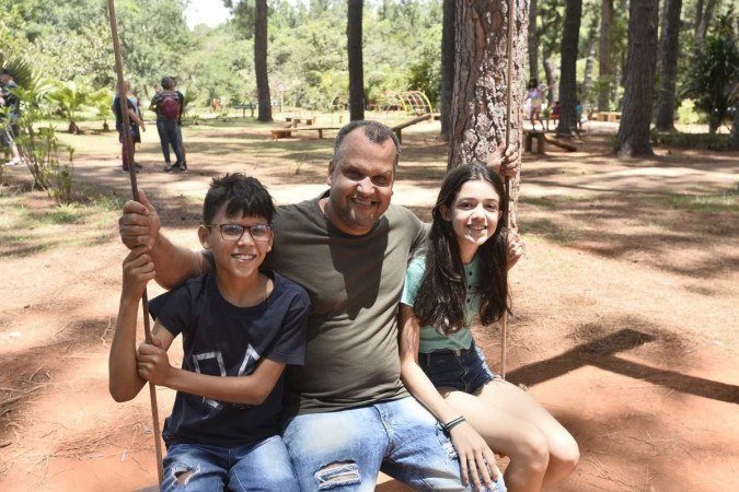 Fábio Soares levou os filhos, Rian e Isabela Fernanda, ao balanço que existe em um dos parquinhos
