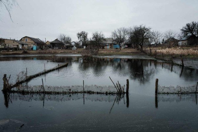 A água está estagnada em uma área residencial depois de ter sido inundada há um ano em Demydiv, 35 quilômetros ao norte de Kiev, em 28 de fevereiro de 2023 - (crédito: YASUYOSHI CHIBA / AFP) A água está estagnada em uma área residencial depois de ter sido inundada há um ano em Demydiv, 35 quilômetros ao norte de Kiev, em 28 de fevereiro de 2023 - (crédito: YASUYOSHI CHIBA / AFP)