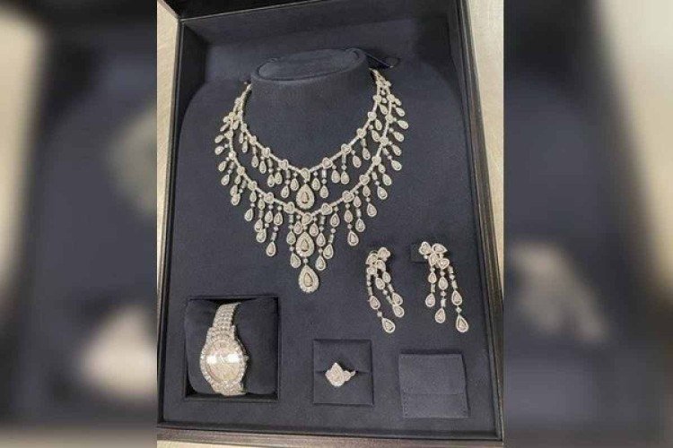 Joias apreendidas na Receita seriam um presente para a ex-primeira-dama Michelle Bolsonaro