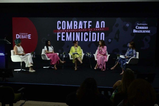 Jornalista Adriana Bernardes, Giselle Ferreira ( secretária do Estado da Mulher), Maria Elizabeth Rocha (ministra do Superior Tribunal Militar), Daniela Teixeira (advogada) , Ana Maria Campos (jornalista) , participam do evento 'Correio Debate ? Combate ao Feminicídio: uma responsabilidade de todos', com moderação das jornalistas Adriana Bernardes e Ana Maria Campos. - (crédito: Marcelo Ferreira/CB/D.A Press) Jornalista Adriana Bernardes, Giselle Ferreira ( secretária do Estado da Mulher), Maria Elizabeth Rocha (ministra do Superior Tribunal Militar), Daniela Teixeira (advogada) , Ana Maria Campos (jornalista) , participam do evento 'Correio Debate ? Combate ao Feminicídio: uma responsabilidade de todos', com moderação das jornalistas Adriana Bernardes e Ana Maria Campos. - (crédito: Marcelo Ferreira/CB/D.A Press)