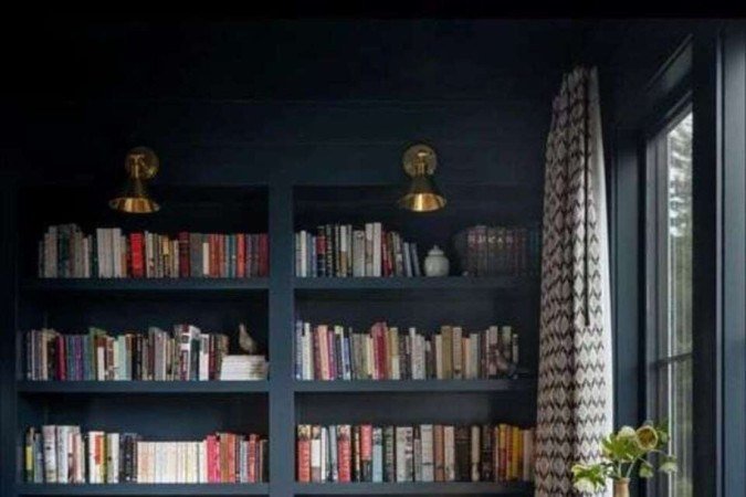 Espaço clássico com estante 
e mesa de escritório 
