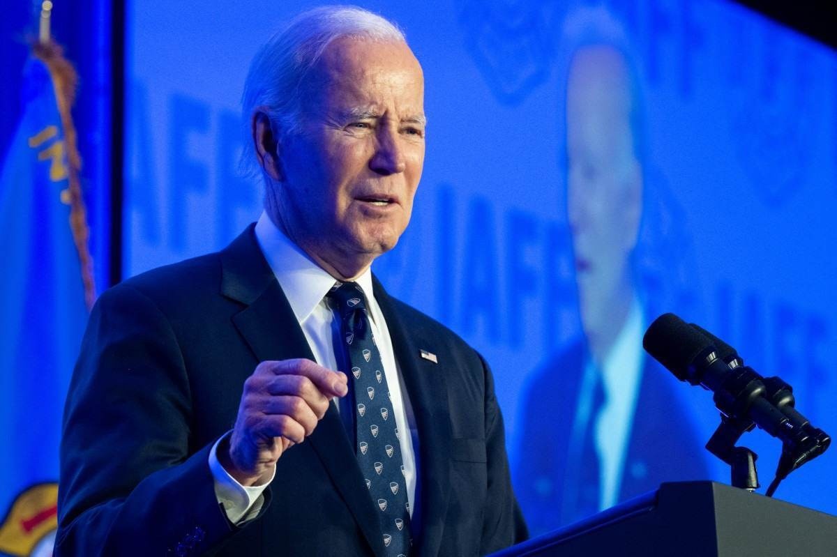 Biden pede proibição de fuzis semiautomáticos após novo massacre