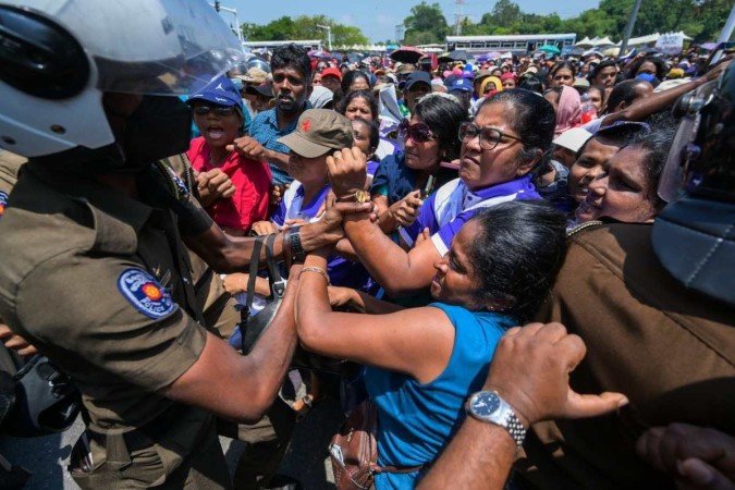 Policiais entram em choque com manifestantes no Sri Lanka 