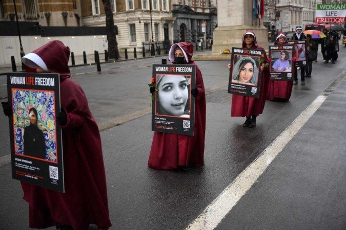 Grupo marcha em defesa da liberdade das iranianas, em Londres 