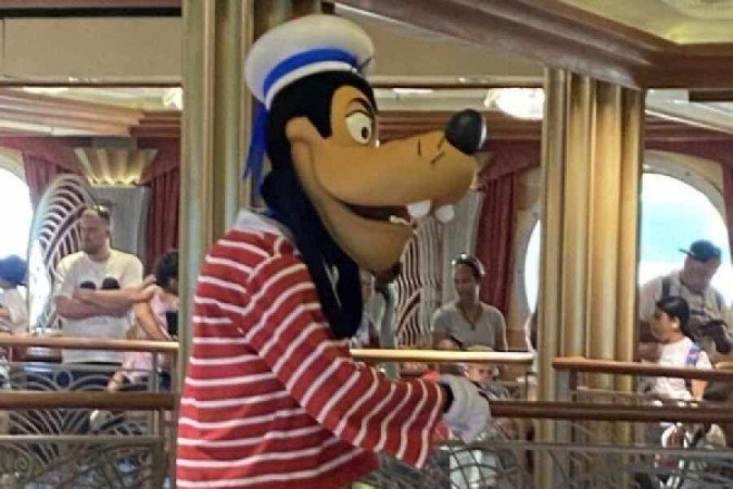  2023. Revista do Correio. Turismo no navio da Disney.
      