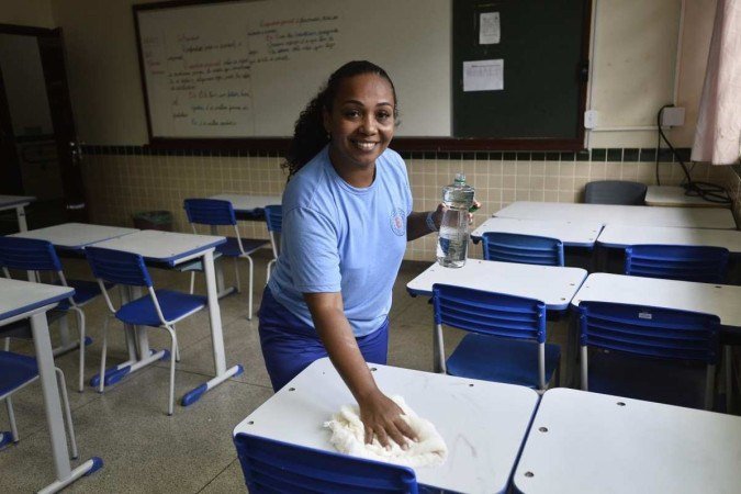  08/03/2023. Crédito: Minervino Júnior/CB/D.A Press. Brasil.  Brasilia - DF. Dia das mulheres. Mulheres que trabalham com serviços gerais em escola do Cruzeiro. Luana das Neves.