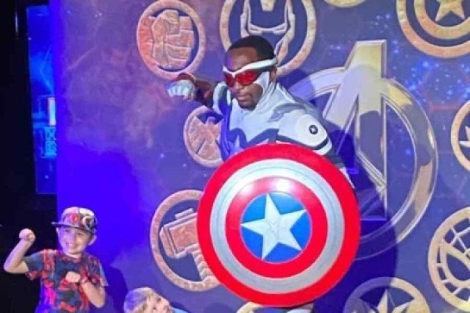 O encanto dos pequenos 
ao verem os seus heróis
      
