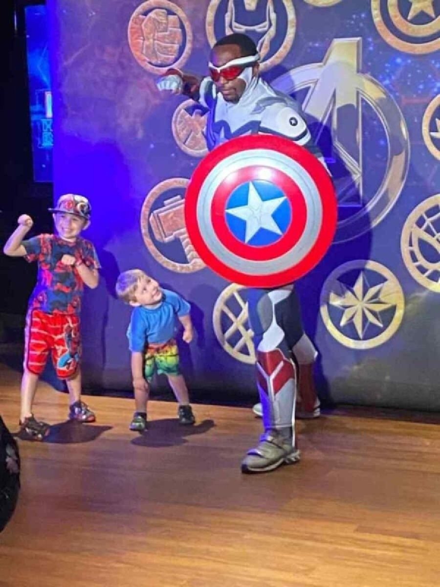 O encanto dos pequenos  ao verem os seus heróis        