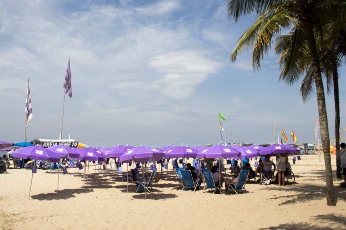 Cerca de 100 guardas-sóis coloridos com o nome da campanha fizeram parte da ação Abrace o Raro, na Praia do Leme