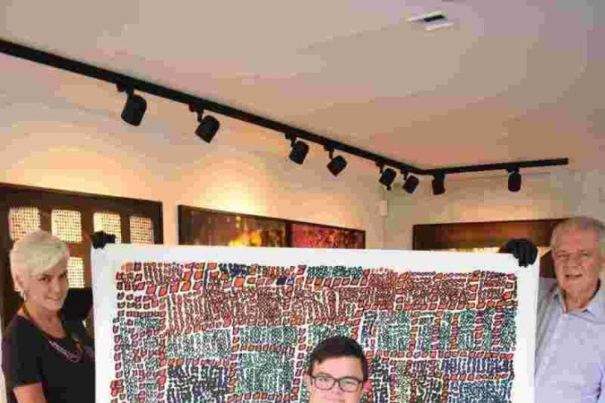  09/03/2023. Crédito: Mariana Lins/Esp.CB/D.A Press.Exposição Universos de Augusto Corrêa, na CLDF,Augusto Corrêa e seus pais Tatiana Mares e Jack Corrêa.