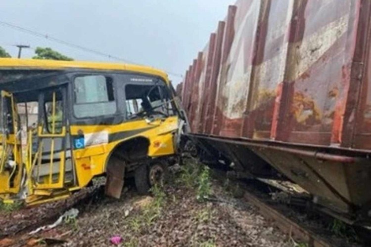 Duas crianças morrem em colisão de trem com ônibus escolar da Apae no Paraná