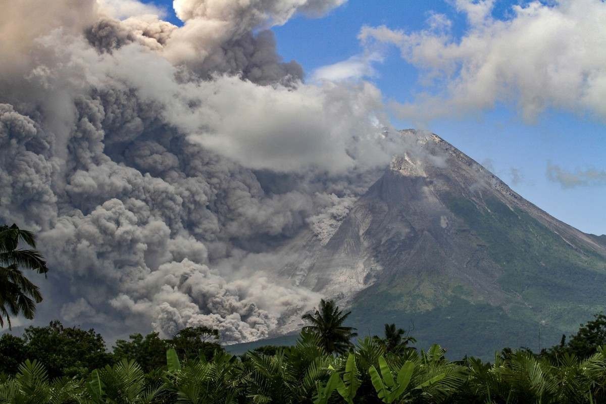 Indonésia: vulcão Merapi entra em erupção e turismo é suspenso; veja fotos