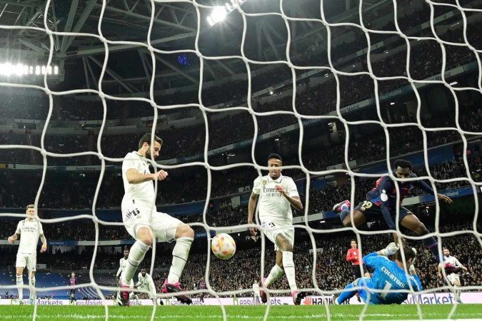  Real Madrid's Brazilian defender Eder Militao (C) scores an own goal next to Barcelona's Ivorian midfielder Franck Kessie (R) during the Copa del Rey (King's Cup) semi final first leg football match between Real Madrid CF and FC Barcelona at the Santiago Bernabeu stadium in Madrid on March 2, 2023. (Photo by JAVIER SORIANO / AFP)
      