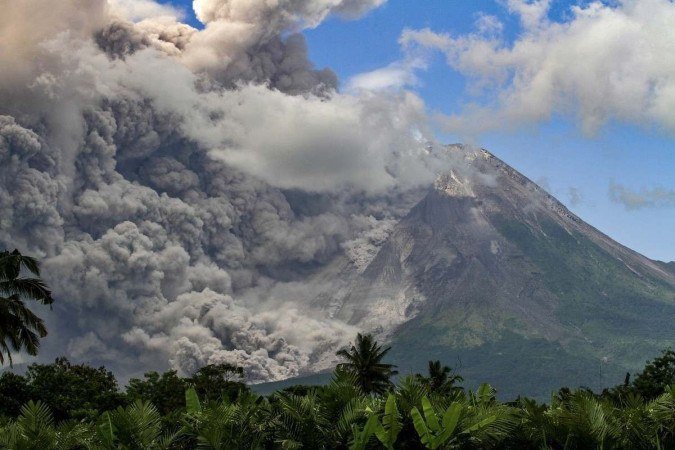 Thick smoke rises during an eruption from Mount Merapi, Indonesia?s most active volcano, as seen from Tunggularum village in Sleman on March 11, 2023. (Photo by DEVI RAHMAN / AFP)        -  (crédito:  DEVI RAHMAN /AFP)