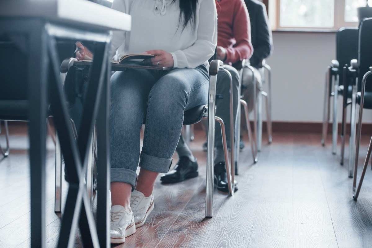 Universitárias debocham de colega de 40 anos: 'Era para estar aposentada'