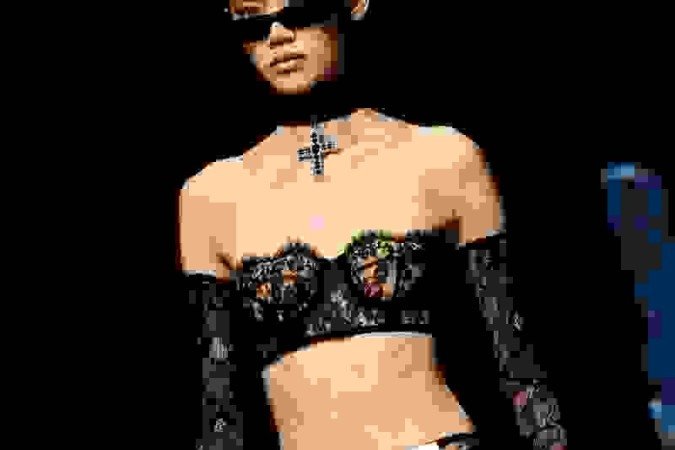 Dolce & Gabbana foi uma das marcas que apresentou trajes repletos de rendas, transparências e — muita — sensualidade      