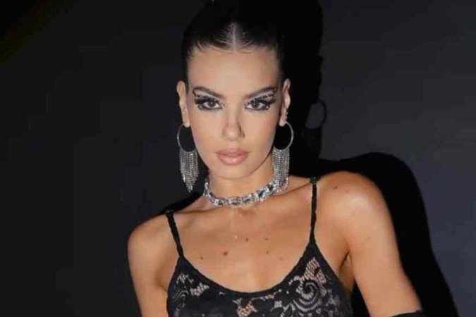 A atriz Camila Queiroz usou e abusou da sensualidade