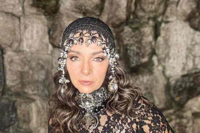 A atriz Cláudia Ohana com um look total de renda 