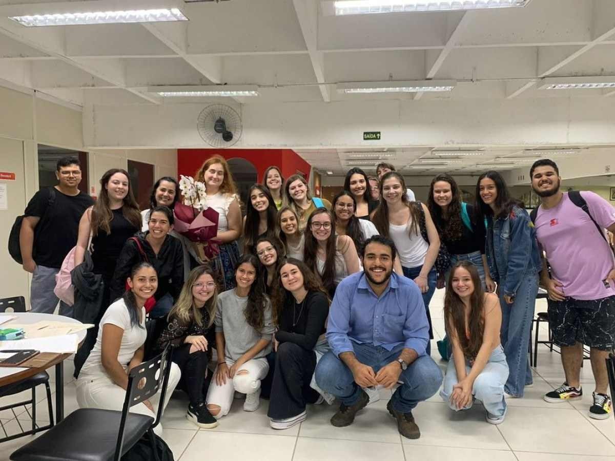 Universitária humilhada por colegas recebe homenagem na faculdade