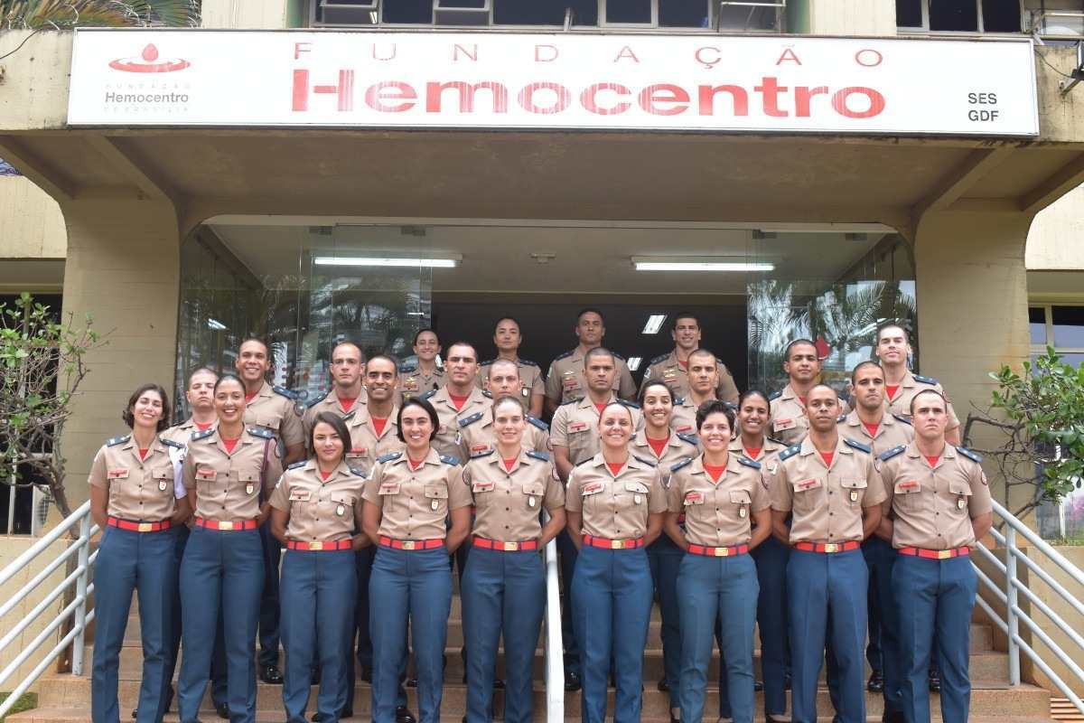 Alunos do curso de formação do Corpo de Bombeiros doam sangue no Hemocentro