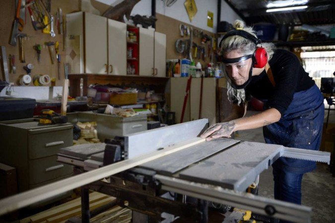  14/03/2023 Cr&eacute;dito: Marcelo Ferreira/CB/D.A Press. Brasil. Brasilia - DF - Mulheres que v&atilde;o &agrave; luta.  Poli Salom&eacute; tem um galp&atilde;o de macenaria na 713 Norte.